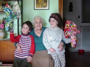 La Mamma Wanda Caruso con i pronipoti Elena e Andrea Ruggiero