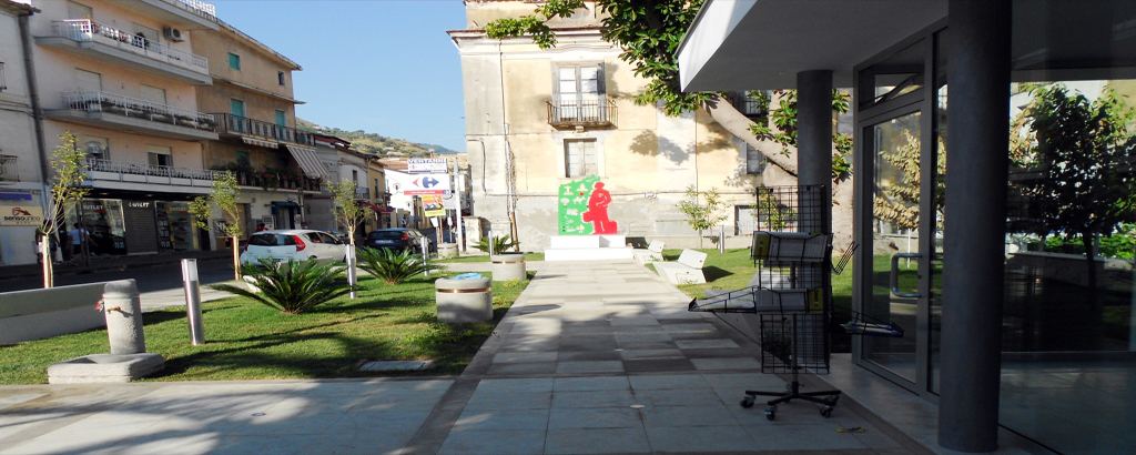 La Piazzetta con il Monumento all'Emigrante