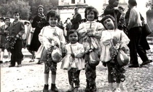 Bambine con "a parma" di Pasqua