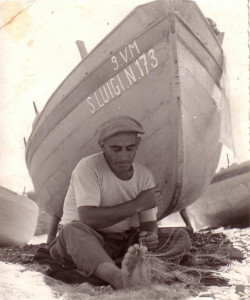 Pescatore amanteano mentre ripara le reti