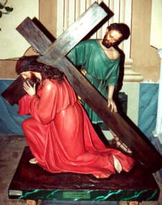 Gesù sotto la croce, aiutato dal Cireneo